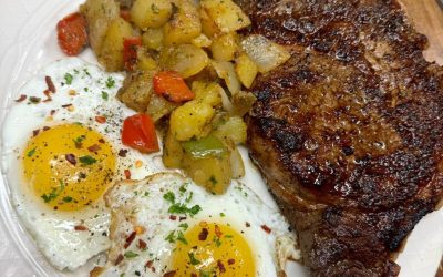 saftiges Steak mit Bratkartoffeln und Spiegeleiern