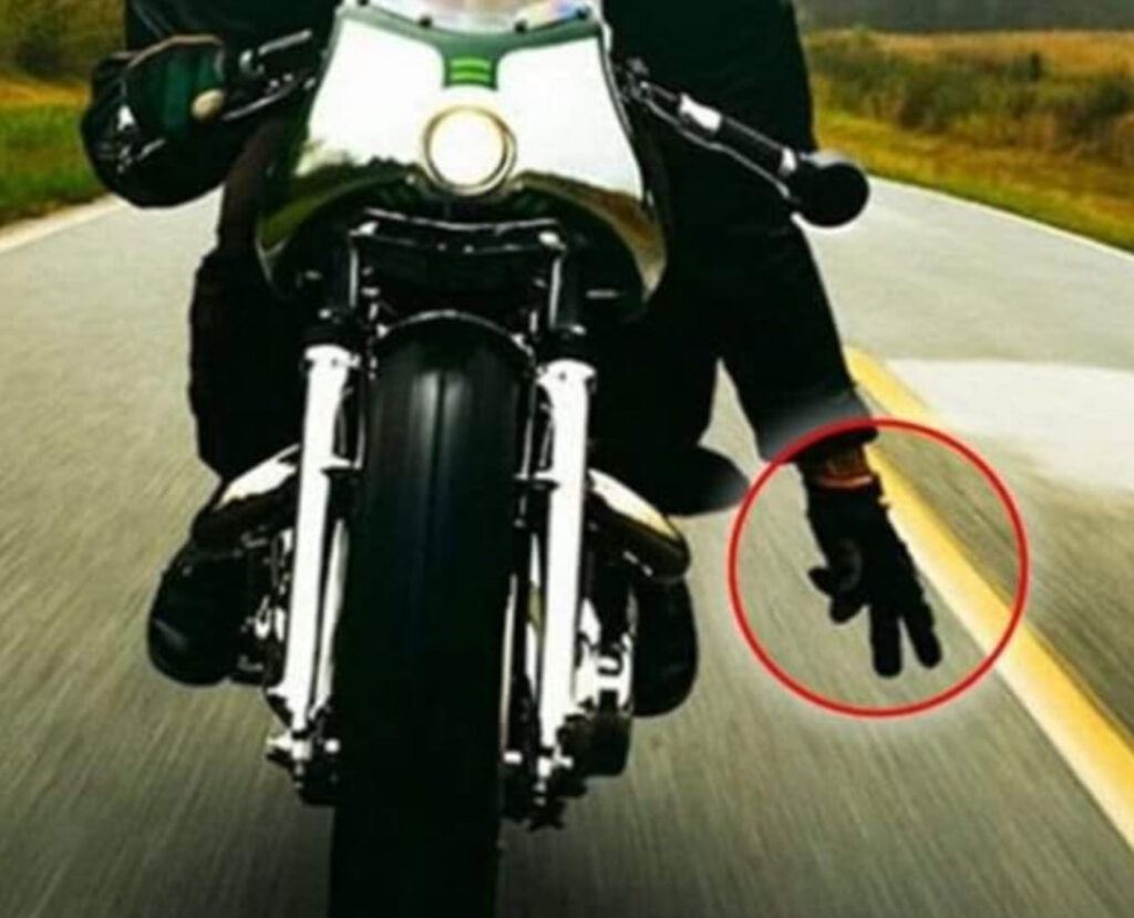 „Das ist keine triviale Geste“: Warum Motorradfahrer dieses seltsame Zeichen machen, wenn sie einander begegnen