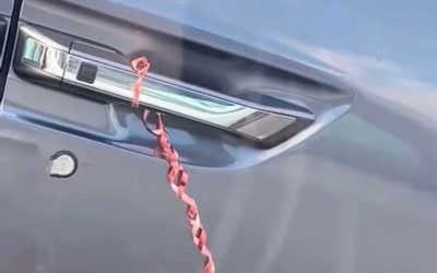 Ich war in einem Laden in der Nähe einkaufen und als ich zu meinem Auto zurückkam, bemerkte ich etwas Seltsames. An dem Türgriff war eine Schnur oder ein Band befestigt.