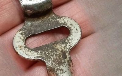 Mein Mann hat das bei seinen Großeltern entdeckt. Es sieht aus wie Schlüssel, aber keine der Türen im Haus lässt sich damit öffnen. Hat jemand eine Idee, was das sein könnte? Details im Inneren.