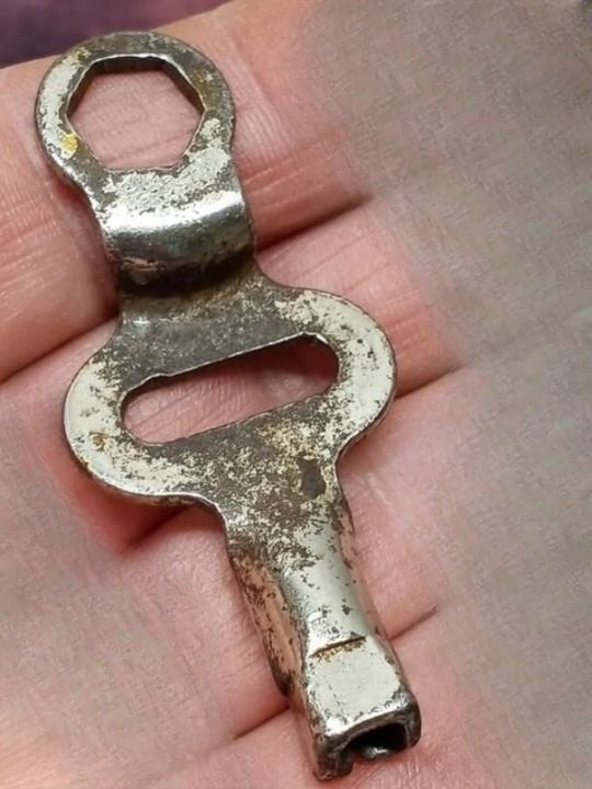 Mein Mann hat das bei seinen Großeltern entdeckt. Es sieht aus wie Schlüssel, aber keine der Türen im Haus lässt sich damit öffnen. Hat jemand eine Idee, was das sein könnte? Details im Inneren.