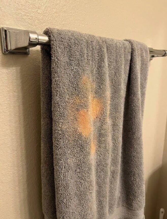Warum Ihre Handtücher orangefarbene Flecken bekommen, die sich nicht auswaschen lassen