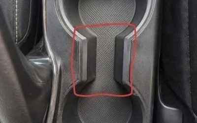 Wozu dient dieser seltsame Spalt zwischen den Getränkehaltern im Auto?