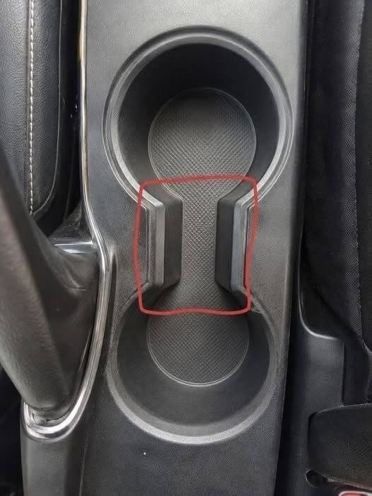 Wozu dient dieser seltsame Spalt zwischen den Getränkehaltern im Auto?