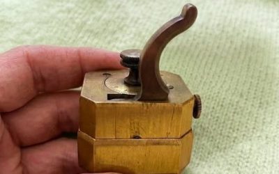 Ich habe das auf einem Flohmarkt gefunden, und der Verkäufer hatte keine Ahnung, was es ist. Es hat mich neugierig gemacht. Weiß jemand, was es ist? Die Antwort findet ihr im ersten Kommentar.