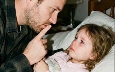 „Papa… mein Rücken schmerzt so sehr, dass ich heute Nacht nicht schlafen kann. Mama hat gesagt, ich darf es dir nicht sagen.“