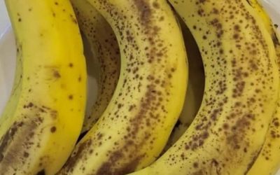 Ärzte enthüllen, dass der Verzehr von Bananen am Abend zu … führt (Was die Wissenschaft tatsächlich sagt)