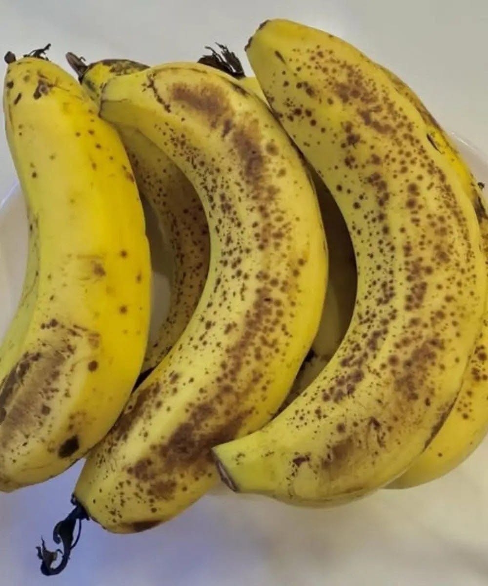 Ärzte enthüllen, dass der Verzehr von Bananen am Abend zu … führt (Was die Wissenschaft tatsächlich sagt)