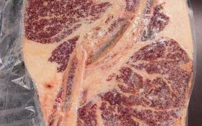 Perfektes Ribeye-Steak mit Knochen (Restaurantqualität für zu Hause) Wenn Sie auf der Suche nach dem ultimativen Steak-Erlebnis sind, ist ein Ribeye-Steak mit Knochen kaum zu übertreffen. Reich marmoriert, hocharomatisch und unglaublich saftig, wenn es richtig zubereitet wird, liefert dieses Stück Fleisch ein Ergebnis in echter Steakhouse-Qualität direkt in Ihrer eigenen Küche. In diesem umfassenden Ratgeber erfahren Sie: Warum Ribeye als König der Steaks gilt Die Wissenschaft hinter Marmorierung und Geschmack Schritt-für-Schritt-Zubereitungsmethoden (Pfanne, Ofen & Grill) Temperaturleitfaden für den perfekten Gargrad Tipps vom Profikoch Häufige Fehler, die Sie vermeiden sollten Beste Beilagen und Saucen Häufig gestellte Fragen Los geht’s! Warum Ribeye mit Knochen so besonders ist Das Ribeye stammt aus dem Rippenbereich des Rindes, genauer gesagt von den Rippen 6 bis 12. Dieser Bereich wird kaum beansprucht, wodurch das Fleisch zart bleibt. Was Ribeye wirklich außergewöhnlich macht, ist seine intensive Marmorierung – die weißen Fettäderchen, die sich durch das Fleisch ziehen. 1. Hohe Marmorierung = Maximaler Geschmack Fett bedeutet Geschmack. Während das Steak brät, schmilzt das intramuskuläre Fett und durchtränkt das Fleisch von innen, wodurch eine saftige, buttrige Textur entsteht. 2. Der Knochen sorgt für mehr Geschmackstiefe. Der Knochen hilft, die Feuchtigkeit zu bewahren und leitet die Hitze, sodass das Fleisch um ihn herum gleichmäßig gart und zart bleibt. 3. Perfekt zum Anbraten bei hohen Temperaturen. Aufgrund seines Fettgehalts eignet sich Ribeye hervorragend zum Anbraten bei hohen Temperaturen. Es bildet eine knusprige, karamellisierte Kruste und bleibt innen saftig. Zutaten: 1 dick geschnittenes Ribeye-Steak mit Knochen (5–6 cm dick, ca. 1–1,5 kg), Koscheres Salz (reichlich), frisch gemahlener schwarzer Pfeffer, 2 EL ungesalzene Butter, 2 zerdrückte Knoblauchzehen, frischer Rosmarin oder Thymian, 1 EL hocherhitzbares Öl (Avocado- oder Olivenöl). Schritt 1: Das Steak vorbereiten (entscheidend für den Erfolg): 1. Auf Zimmertemperatur bringen. Nehmen Sie das Steak 45–60 Minuten vor dem Braten aus dem Kühlschrank. Kaltes Fleisch gart ungleichmäßig.