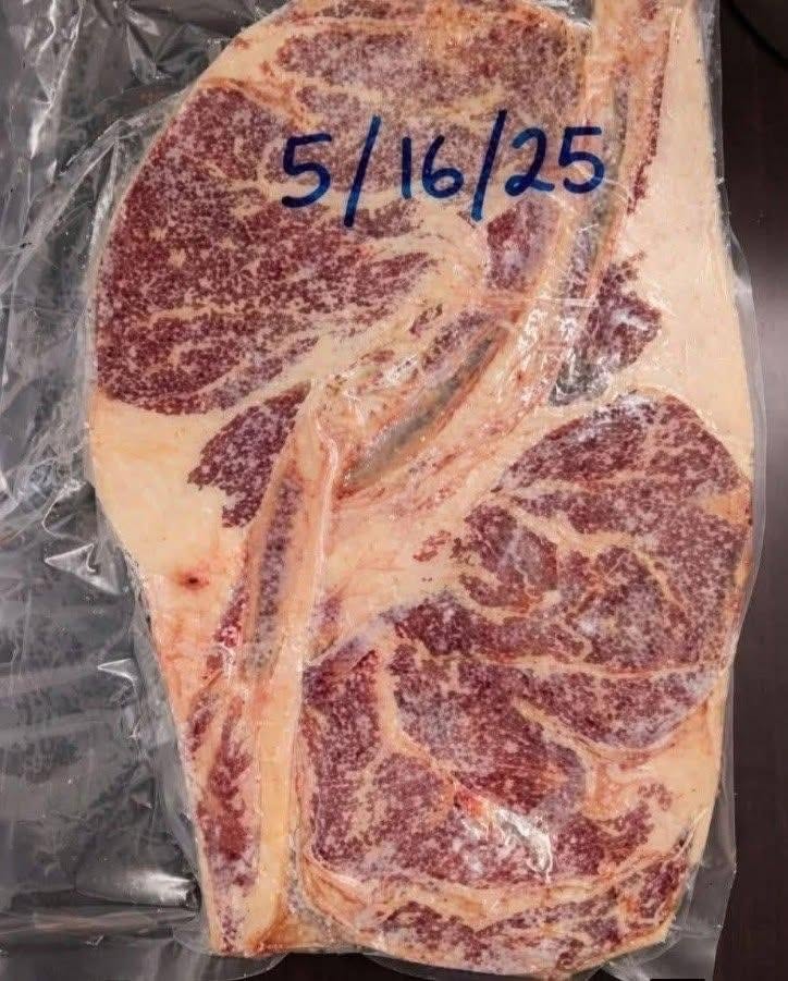 Perfektes Ribeye-Steak mit Knochen (Restaurantqualität für zu Hause) Wenn Sie auf der Suche nach dem ultimativen Steak-Erlebnis sind, ist ein Ribeye-Steak mit Knochen kaum zu übertreffen. Reich marmoriert, hocharomatisch und unglaublich saftig, wenn es richtig zubereitet wird, liefert dieses Stück Fleisch ein Ergebnis in echter Steakhouse-Qualität direkt in Ihrer eigenen Küche. In diesem umfassenden Ratgeber erfahren Sie: Warum Ribeye als König der Steaks gilt Die Wissenschaft hinter Marmorierung und Geschmack Schritt-für-Schritt-Zubereitungsmethoden (Pfanne, Ofen & Grill) Temperaturleitfaden für den perfekten Gargrad Tipps vom Profikoch Häufige Fehler, die Sie vermeiden sollten Beste Beilagen und Saucen Häufig gestellte Fragen Los geht’s! Warum Ribeye mit Knochen so besonders ist Das Ribeye stammt aus dem Rippenbereich des Rindes, genauer gesagt von den Rippen 6 bis 12. Dieser Bereich wird kaum beansprucht, wodurch das Fleisch zart bleibt. Was Ribeye wirklich außergewöhnlich macht, ist seine intensive Marmorierung – die weißen Fettäderchen, die sich durch das Fleisch ziehen. 1. Hohe Marmorierung = Maximaler Geschmack Fett bedeutet Geschmack. Während das Steak brät, schmilzt das intramuskuläre Fett und durchtränkt das Fleisch von innen, wodurch eine saftige, buttrige Textur entsteht. 2. Der Knochen sorgt für mehr Geschmackstiefe. Der Knochen hilft, die Feuchtigkeit zu bewahren und leitet die Hitze, sodass das Fleisch um ihn herum gleichmäßig gart und zart bleibt. 3. Perfekt zum Anbraten bei hohen Temperaturen. Aufgrund seines Fettgehalts eignet sich Ribeye hervorragend zum Anbraten bei hohen Temperaturen. Es bildet eine knusprige, karamellisierte Kruste und bleibt innen saftig. Zutaten: 1 dick geschnittenes Ribeye-Steak mit Knochen (5–6 cm dick, ca. 1–1,5 kg), Koscheres Salz (reichlich), frisch gemahlener schwarzer Pfeffer, 2 EL ungesalzene Butter, 2 zerdrückte Knoblauchzehen, frischer Rosmarin oder Thymian, 1 EL hocherhitzbares Öl (Avocado- oder Olivenöl). Schritt 1: Das Steak vorbereiten (entscheidend für den Erfolg): 1. Auf Zimmertemperatur bringen. Nehmen Sie das Steak 45–60 Minuten vor dem Braten aus dem Kühlschrank. Kaltes Fleisch gart ungleichmäßig.
