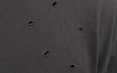 Ich drehe noch durch!!! Was verursacht diese Löcher in meiner Kleidung? Manche sind winzig, andere viel größer. Und immer mehr meiner Kleidungsstücke bekommen neue Löcher.