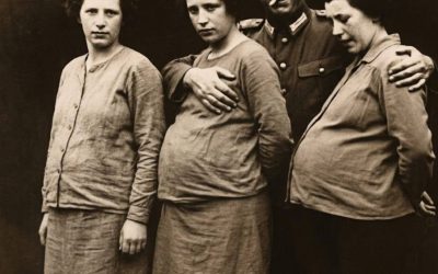 · Ein deutscher General zwang eine französische Gefangene, von ihm schwanger zu werden, ohne sich der Folgen bewusst zu sein… Das erste Mal, als der deutsche General Klaus von Richthberg die Kaserne betrat Als er im März 1943 in Ravensbrück ankam, sagte er kein Wort. Er schritt einfach zwischen den Reihen erschöpfter, hungernder und gebrochener Frauen umher, die Hände hinter dem Rücken verschränkt, sein Blick glitt über jedes Gesicht wie der eines Warengutachters. Die meisten Gefangenen hielten den Blick gesenkt, wissend, dass ein einziger Blick bedeuten konnte, zur Zwangsarbeit in den Rüstungsfabriken ausgewählt zu werden, oder Schlimmeres. Doch als er vor Ariane de l’Orme stehen blieb, veränderte sich die Atmosphäre. Kein Kontakt, keine verbalen Drohungen, nur ein dichtes, berechnendes Schweigen, das lange genug anhielt, damit alle anwesenden Frauen spürten, dass eine unwiderrufliche Entscheidung gefallen war. Er nickte einem Wärter kurz zu, drehte sich um und ging. Drei Stunden später wurde Ariane aus der Baracke geholt. Sie schlief nie wieder unter den anderen Gefangenen. Mein Name ist Ariane de l’Orme. Ich wurde 1924 in Beaune geboren, einer kleinen Stadt auf dem französischen Land, berühmt für ihre Weinberge und ihre mittelalterliche Architektur, die die Zeit überdauert hat. Vor dem Krieg studierte ich Literatur an der Universität Lyon. Ich träumte davon, Lehrerin zu werden. Heimlich las ich Baudelaire während des Hauswirtschaftsunterrichts, zu dem mich meine Mutter zwang. Ich führte ein gewöhnliches, vorhersehbares und behütetes Leben, bis die deutsche Besatzung Frankreich in ein Land verwandelte, in dem es keine Wahlmöglichkeiten mehr gab. Mein älterer Bruder Étienne war einer der ersten, die sich in unserer Region der Résistance anschlossen. Ich folgte ihm, nicht aus Mut, sondern weil es mir wie ein größerer Verrat vorkam, untätig zu bleiben, während mein Land allmählich zerfiel, als jedes Risiko. Ich verteilte Untergrundzeitungen, versteckte jüdische Familien in Kellern und übermittelte verschlüsselte Nachrichten von einer Zelle zur anderen. Im November 1942 wurde ich verraten. Ich habe nie erfahren, von wem. Ich wurde von der Gestapo verhaftet, sechs Tage lang verhört und dann nach Ravensbrück deportiert, dem größten Frauenkonzentrationslager des Reiches, 90 Kilometer nördlich von Berlin. Ravensbrück war kein Vernichtungslager wie Auschwitz oder Treblinka, doch der Tod war allgegenwärtig. Mehr als 130.000 Frauen durchliefen das Lager zwischen 1939 und 1945. Schätzungsweise 30.000 bis 90.000 kamen nicht lebend heraus. Es gab standrechtliche Erschießungen, medizinische Experimente ohne Betäubung, Zwangsarbeit, die die Körper innerhalb weniger Wochen auszehrte, und einen Hunger, der so unerträglich war, dass manche Gefangenen nicht einmal mehr vertraute Gesichter erkannten. Ich kam im Februar 1943 dort an, mit 19 Jahren, 42 Kilo schwer und in einer gestreiften Uniform, die nach Schimmel und billigem Desinfektionsmittel roch. In den ersten Wochen lernte ich die ungeschriebenen Regeln: Niemals den Wachen in die Augen schauen, niemals denen helfen, die bei den Morgenmärschen gefallen sind, niemals nachts nach Vermissten fragen. Um dort zu überleben, musste man sich anpassen können. Aber ich scheiterte… Details unten