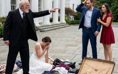 „Dieses Haus gehört mir, mein Sohn — und du hast soeben gegen die Moral-Klausel verstoßen.“ — Der geheimnisvolle Vater der Ehefrau erschien, um den arroganten CEO daran zu erinnern, dass sein Lebensstil von der Frau abhing, die er gerade verraten hatte. Teil 1: Öffentliche Demütigung Der Morgen des 14. November hätte der glücklichste Tag im Leben von Isabella Rossini sein sollen. Nach drei Jahren gescheiterter Fruchtbarkeitsbehandlungen und Nächten stillen Weinens zeigten der Test in ihrer Hand zwei deutliche rosa Linien. Sie war in der achten Schwangerschaftswoche. Mit vor Freude rasendem Herzen bereitete sie eine kleine Geschenkbox mit einem Paar weißer Babysöckchen vor, die sie ihrem Mann an diesem Abend während der großen jährlichen Gala seines Unternehmens überreichen wollte. Maximilian „Max“ Sterling war das Bild des Erfolgs. Als CEO von Sterling Tech, gutaussehend und charismatisch, bewegte er sich durch ihre 1.400-Quadratmeter-Villa wie ein König in seinem Schloss. Isabella, eine Rechtsanwaltsfachangestellte, die ihre Karriere zurückgestellt hatte, um Max zu unterstützen, liebte ihn blind und ignorierte seine jüngste Kälte. Die Gala fand im großen Ballsaal der Villa statt. Zweihundert Gäste aus der städtischen Elite nippten unter Kristalllüstern an Champagner. Isabella, in ein elegantes Seidenkleid gekleidet, suchte nach Max, um ihm die Neuigkeit noch vor dem Toast im Privaten mitzuteilen. Doch Max betrat die Bühne früher als erwartet, ein Glas in der Hand und ein grausames Lächeln im Gesicht, das Isabella nicht kannte. „Meine Damen und Herren“, verkündete Max, seine Stimme hallte aus den Lautsprechern. „Heute feiern wir neue Anfänge. Ich habe beschlossen, mein Leben von unnötigen Belastungen zu befreien.“ Isabella lächelte und dachte, er spreche von einem Rebranding des Unternehmens. Doch dann zeigte Max auf den Eingang. Eine atemberaubende Frau, Camilla Vane, betrat den Saal und trug eine Perlenkette, die Isabella sofort erkannte: Es war das Erbstück ihrer Großmutter, das vor Wochen aus ihrem Schmuckkästchen verschwunden war. „Ich präsentiere Ihnen Camilla, meine zukünftige Ehefrau und die neue Herrin dieses Hauses“, fuhr Max fort, während die Menge keuchte. „Und dir, Isabella, danke ich für deine Dienste, aber dein Vertrag als Ehefrau ist beendet. Sicherheit, bitte geleiten Sie Ms. Rossini von meinem Grundstück.“ Zwei Sicherheitsleute packten Isabella an den Armen. „Max, ich bin schwanger!“, schrie sie, doch ihre Stimme ging im Gemurmel und in der Musik unter, die Max lauter stellen ließ. Man zerrte sie zur Haustür und warf sie auf das kalte Kopfsteinpflaster der Auffahrt. Als sie zur gewaltigen Fassade der Villa aufsah, während Camilla vom Balkon aus mit ihrer Kette winkte, hörte Isabella auf zu weinen. Max hatte einen tödlichen Fehler begangen. Er glaubte, die Welt zu besitzen, doch er hatte ein kleines Detail im Kleingedruckten seines Lebens vergessen: Die Villa gehörte ihm nicht. Nicht einmal der Stuhl, auf dem er saß, war sein Eigentum. Max hatte gerade die einzige Person auf die Straße gesetzt, die sein dunkelstes Geheimnis schützte. Während er seinen „Sieg“ feiert, hat der wahre Eigentümer der Immobilie soeben einen Anruf erhalten. Was wird Isabellas geheimnisvoller Vater tun, wenn er erfährt, dass sein säumiger Mieter seine schwangere Tochter vor der gesamten Stadt gedemütigt hat? Teil 2: Die Räumung des Papierkönigs Isabella verbrachte diese Nacht in einem Frauenhaus, aus Angst, Max könnte ihre Bankkonten einfrieren – was er am nächsten Morgen auch tat. Doch sie war nicht allein. Ihr erster Anruf galt nicht einem Anwalt, sondern ihrem Vater, Arthur Rossini. Für die Welt war Arthur ein stiller Rentner, der auf dem Land lebte. Für die Immobilienbranche war er „der Geist“ – ein Tycoon, der über anonyme Treuhandgesellschaften die Hälfte der Geschäftsgebäude der Stadt besaß, darunter auch die Villa, in der Max lebte. Geblendet von seinem Narzissmus hatte Max stets geglaubt, das Haus sei ein Familienerbe, das Isabella in die Ehe eingebracht habe, gehöre aber rechtlich ihm aufgrund von „Ersitzung“ oder ehelichen Rechten. Er hatte sich nie die Mühe gemacht, den Mietvertrag zu lesen, den Arthur ihn jedes Jahr unter dem Vorwand „steuerlicher Formalitäten“ unterschreiben ließ. Die Realität war brutal: Max zahlte 15.000 Dollar Miete im Monat – und er war seit sechs Monaten im Rückstand. In der folgenden Woche handelte Isabella mit der Präzision der Rechtsanwaltsfachangestellten, die sie war. Während Max die sozialen Medien mit Fotos von Camilla überschwemmte und Isabella mit erfundenen Untreuevorwürfen verleumdete, traf sich Isabella mit Rosa, der Haushälterin. Rosa, Isabella treu ergeben, ließ sie eines Abends ins Haus, während Max und Camilla feiern waren. Isabella fotografierte versteckte Finanzdokumente aus dem Safe, die enthüllten, dass Sterling Tech mit 4,7 Millionen Dollar verschuldet war und Max Gelder veruntreute, um seinen Lebensstil zu finanzieren. Der Tag der Abrechnung kam an einem verregneten Dienstag. Max frühstückte mit Camilla auf der Sonnenterrasse und verspottete Presseüberschriften, die er manipuliert hatte. „Bald wird sie angekrochen kommen und um eine Abfindung bitten“, lachte Max. Plötzlich flogen die Eingangstüren auf. Es war nicht Isabella, die um Gnade flehte. Es war Arthur Rossini, flankiert von vier Wirtschaftsanwälten und dem Sheriff des Bezirks. „Für wen halten Sie sich eigentlich, hier einfach so hereinzustürmen?“, schrie Max und sprang auf. Arthur, ein 83-jähriger Mann mit Augen wie ein Habicht, schleuderte einen Umschlag auf den Tisch und stieß dabei Camillas Orangensaft um. „Ich bin der Eigentümer dieses Hauses, Junge. Und du bist ein säumiger Mieter, der soeben die Moralklausel seines Vertrags verletzt hat.“