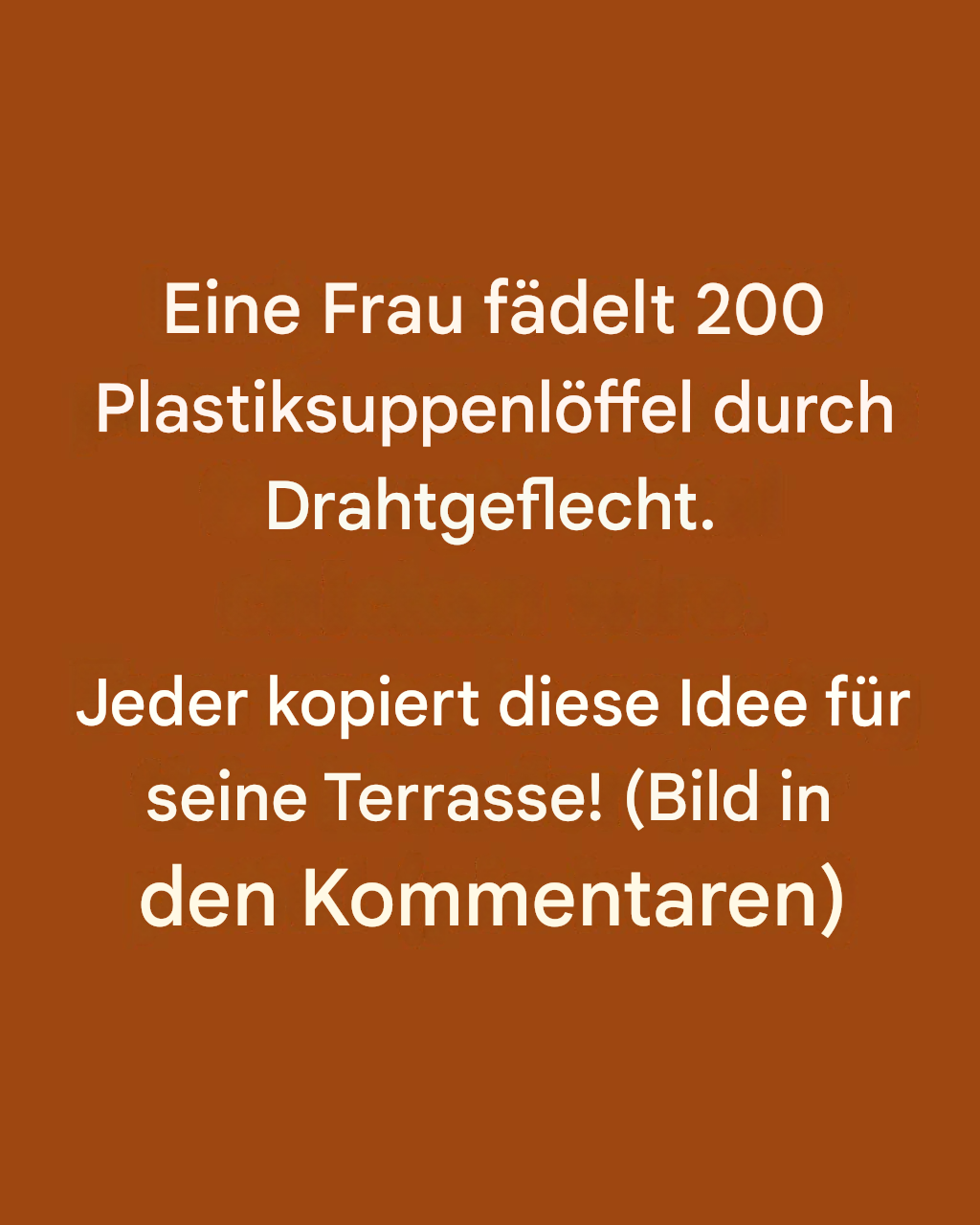 Eine Frau fädelt 200 Plastiksuppenlöffel durch Drahtgeflecht. Alle kopieren diese Idee für ihre Terrasse!