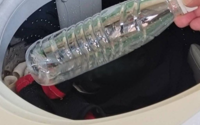 Genialer Wäschetrick: Warum das Hineinlegen einer leeren Plastikflasche in die Waschmaschine Zeit und Mühe sparen kann