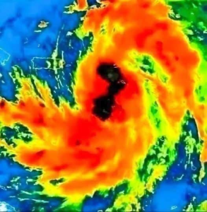 EILMELDUNG: Schwerer Sturm im Anmarsch – Meteorologen warnen vor möglichen Unwettern Einleitung Meteorologen beobachten ein sich rasch entwickelndes, starkes Wettersystem, das in den kommenden Tagen Millionen von Menschen in Gefahr bringen könnte. Obwohl sich Wetterlagen schnell ändern können, deuten erste Prognosen darauf hin, dass dieser Sturm Starkregen, schwere Sturmböen, Überschwemmungen und erhebliche Beeinträchtigungen in den betroffenen Regionen verursachen könnte. Atmosphärenwissenschaft Während meteorologische Dienste weiterhin Satellitenbilder, Luftdrucksysteme, Meerwassertemperaturen und Computermodelle analysieren, rufen Experten die Bevölkerung dazu auf, sich informiert zu halten und sich auf die sich schnell ändernden Bedingungen vorzubereiten. Katastrophenschutzbehörden erinnern die Bevölkerung zudem daran, dass die Sturmvorsorge die Risiken für Leib und Leben sowie Sachschäden deutlich verringern kann. Schwere Stürme zählen seit jeher zu den gewaltigsten Naturgewalten. Von sintflutartigen Regenfällen und Sturzfluten bis hin zu verheerenden Winden und großflächigen Stromausfällen – extremes Wetter kann gewöhnliche Tage innerhalb weniger Stunden in Notfälle verwandeln. Obwohl moderne Wettervorhersagetechnologien unsere Fähigkeit, Gefahren vorherzusagen, deutlich verbessert haben, bleibt die Vorsorge eines der wirksamsten Mittel für Einzelpersonen und Gemeinden. Dieses sich entwickelnde Wetterereignis verdeutlicht eindrücklich, wie schnell sich die atmosphärischen Bedingungen ändern können und warum es so wichtig ist, während der Unwettersaison stets informiert zu sein. Erfahren Sie mehr: Atmosphärenwissenschaft, Politik, Wetter. Meteorologen beobachten ein sich rasch entwickelndes System. Wetterexperten wiesen bereits vor einigen Tagen auf erste Anzeichen des herannahenden Sturms hin, als sich die atmosphärischen Bedingungen in einem großen Gebiet zu stabilisieren begannen. Laut Meteorologen scheinen mehrere Wetterfaktoren zusammenzuwirken und ein günstiges Umfeld für die Entstehung eines starken Sturms zu schaffen. Meteorologen analysieren zahlreiche Variablen bei der Vorhersage von Unwettern. Dazu gehören Luftdruckmuster, Luftfeuchtigkeit, Windgeschwindigkeiten, Meerwassertemperaturen und die Wechselwirkung zwischen warmen und kalten Luftmassen. Wenn diese Elemente in bestimmter Weise zusammentreffen, können sich starke Stürme bilden und schnell entwickeln. Aktuelle Vorhersagemodelle deuten darauf hin, dass das System an Stärke gewinnen könnte, wenn es durch Gebiete mit hoher Luftfeuchtigkeit und instabilen atmosphärischen Bedingungen zieht. Obwohl die genauen Folgen noch ungewiss sind, beobachten Meteorologen die Indikatoren, die auf mögliche Unwetter hindeuten, genau. Wetterdienste betonen, dass sich Vorhersagen häufig ändern, sobald neue Daten verfügbar sind. Daher werden die Anwohner dringend gebeten, die offiziellen Aktualisierungen regelmäßig zu verfolgen und sich nicht auf veraltete Informationen zu verlassen. Mögliche Gefahren im Zusammenhang mit dem Sturm
