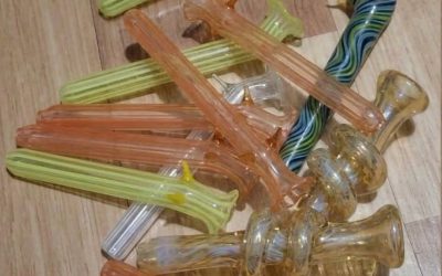 Die Entdeckung vergessener Glasvasen im Kleiderschrank meiner Großmutter enthüllte eine verborgene Geschichte von Liebe, Erinnerung und einer vergangenen Ära subtiler Romantik. Briefe, Fotografien und sorgsam aufbewahrte Erinnerungsstücke verwandelten einen einfachen Aufräumtag in eine bewegende Reise zum Verständnis von Familiengeschichte, emotionalen Bindungen und der stillen Bedeutung von Alltagsgegenständen, die wir heute gemeinsam wiederentdeckt haben.