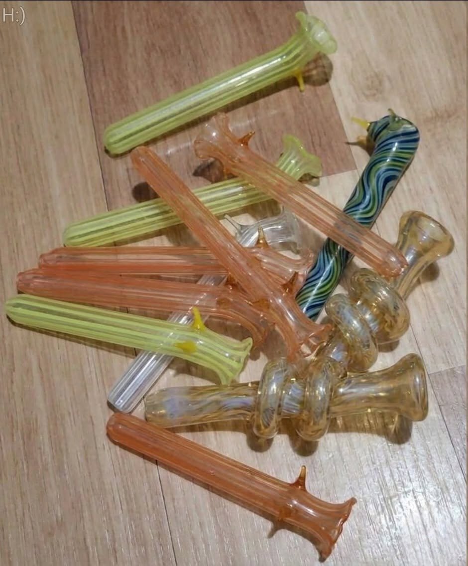 Die Entdeckung vergessener Glasvasen im Kleiderschrank meiner Großmutter enthüllte eine verborgene Geschichte von Liebe, Erinnerung und einer vergangenen Ära subtiler Romantik. Briefe, Fotografien und sorgsam aufbewahrte Erinnerungsstücke verwandelten einen einfachen Aufräumtag in eine bewegende Reise zum Verständnis von Familiengeschichte, emotionalen Bindungen und der stillen Bedeutung von Alltagsgegenständen, die wir heute gemeinsam wiederentdeckt haben.