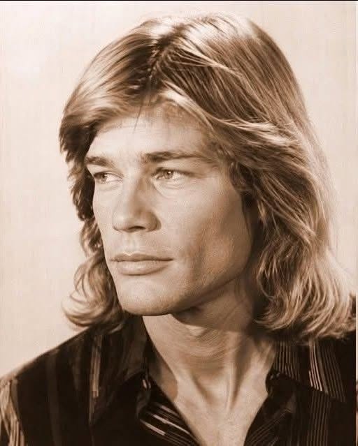 Erkennen Sie ihn? Diese seltene Aufnahme zeigt einen jungen Hollywood-Schwarm, lange bevor er durch Ruhm berühmt wurde