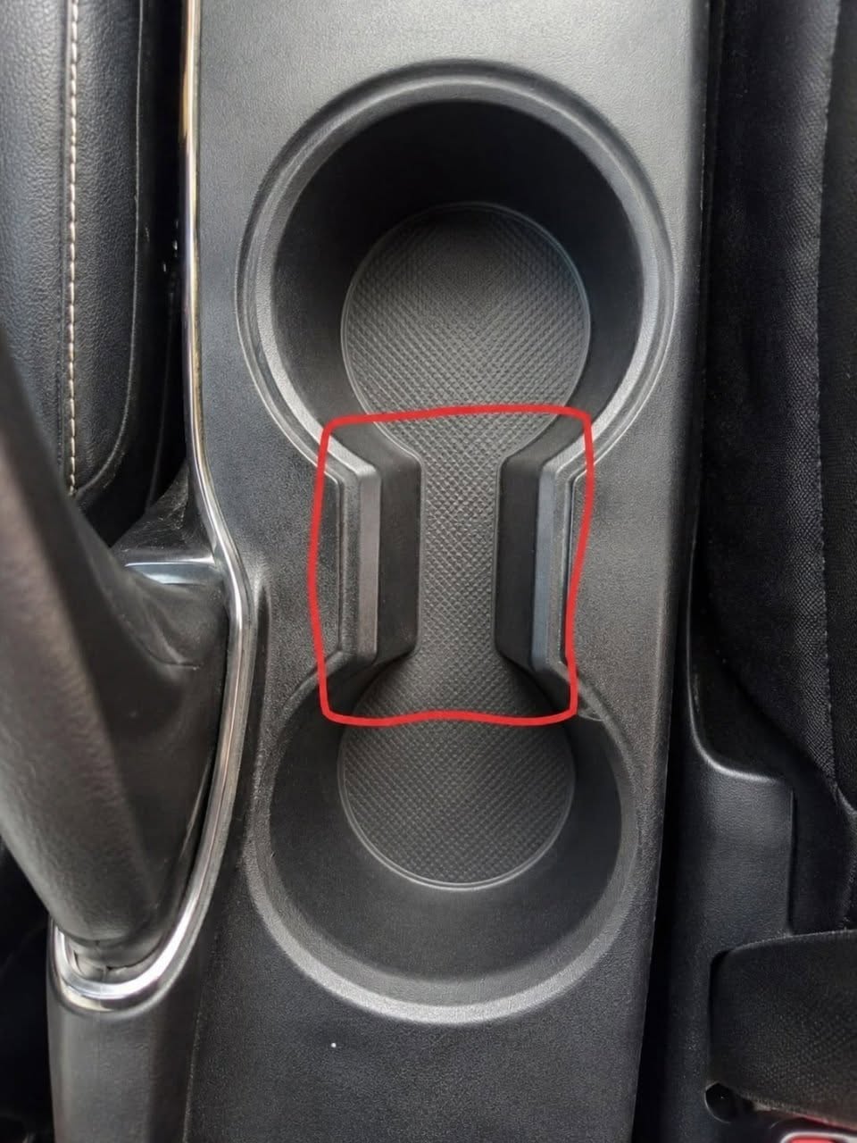 Wozu dient der seltsame Abstand zwischen den Getränkehaltern im Auto?