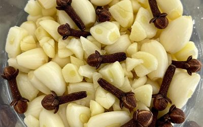 Entdecken Sie das ultimative natürliche Heilmittel: Knoblauch, Nelken und Honig in perfekter Harmonie.
