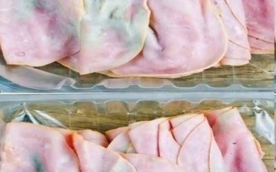 Ich habe Aufschnitt aus dem Kühlschrank genommen. Meine Schwiegermutter meint, es sei Verschwendung, ihn nicht zu verwenden, aber er sieht für mich verdorben aus. Was soll ich tun?