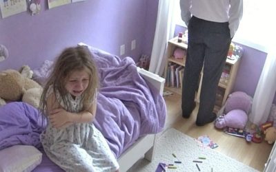 „Sie sagten, es tut nur beim ersten Mal weh“, flüsterte ein kleines Mädchen in den Notruf. Was die Behörden in dem stillen Haus vorfanden, war weitaus schlimmer, als sie befürchtet hatten. Der Anruf, der eigentlich nie hätte nötig sein dürfen, ging an einem grauen Dienstagnachmittag um 14:17 Uhr ein. Der Regen prasselte sanft gegen die Fenster der Notrufzentrale in Cedar Ridge, Illinois, und der Raum roch leicht nach verbranntem Kaffee und Druckertoner. Die Notrufdisponentin hatte in ihrer Laufbahn Tausende von Anrufen entgegengenommen. Autounfälle. Küchenbrände. Nachbarn, die von der anderen Seite des Zauns riefen. Doch in diesem Fall hörte sie als Erstes das Rascheln von Stoff, einen leisen, stockenden Atemzug und jene Stille, die selbst den abgebrühtesten Menschen aufhorchen lässt, bevor er überhaupt versteht, warum. „Notrufzentrale, was ist los, Liebes?“, fragte sie und senkte ihre Stimme fast zu einem Flüstern. Drei Sekunden lang herrschte Stille. Dann sagte ein kleines Mädchen: „Sie hat gesagt, es tut nur beim ersten Mal weh.“ Die Finger der Notrufmitarbeiterin blieben auf der Tastatur stehen. Nicht, weil sie es nicht verstand. Sondern weil sie es zu schnell verstand. „Können Sie mir Ihren Namen sagen?“ „Lila“, flüsterte das kleine Mädchen. „Lila, bist du jetzt in Sicherheit?“ Irgendwo hinter der Leitung knarrte eine Diele. „Ich bin in meinem Zimmer.“ Auf dem Bildschirm des Einsatzleitsystems wurde die Adresse des Anrufers angezeigt: ein kleines Einfamilienhaus am Willow Bend Drive, in einer typischen Arbeitergegend, wo die Leute ihre Haustreppe fegten, ihre Mülltonnen aufreihten und winkten, ohne zu fragen, warum es in einem Haus ungewöhnlich still war. Die Notrufmitarbeiterin markierte den Anruf als dringend (rot). Um 14:19 Uhr leitete sie eine Notfallprüfung ein. Um 14:20 Uhr wurde die Streife alarmiert. Um 14:21 Uhr schrieb er einen Satz aus den Einsatznotizen wortgetreu ab, so wie Lila ihn gesagt hatte, denn Erwachsene, die versuchen, durch das Lesen dieser Notizen zu überleben, sollten die Wahrheit niemals beschönigen. Das Mädchen, das angerufen hatte, sagte: „Sie sagte mir, es tut nur beim ersten Mal weh.“ Beweise sind nicht immer Blut an der Wand. Manchmal sind es Sätze, gesprochen von jemandem, der zu jung ist, um zu wissen, welche Worte ihn retten könnten. Sergeant Thomas Avery hörte sich die Aufnahme in der Einsatzzentrale an, während ein unvollständiger Polizeibericht vor ihm aufgeschlagen lag. Er war 52 Jahre alt, hatte graue Haare an den Schläfen und genug Erfahrung, um zu wissen, wann ein Anruf kein Missverständnis war. Die jüngeren Beamten mochten Avery, weil er niemanden zum Reden drängte. Die Jugendlichen mochten ihn, weil er sie nie überrumpelte, anstatt sich hinzuknien. Und die Opfer, wenn ihnen die einstudierten Antworten ausgingen, sagten ihm meist die Wahrheit, weil er wusste, wann er schweigen musste, selbst wenn sie Angst hatten, ohne die Geschichte zu beschönigen. Er hörte einmal zu. Und noch einmal. Beim dritten Mal presste er die Zähne so fest zusammen, dass der Muskel neben seiner Wange zuckte. „Ich nehme es“, sagte er und suchte nach seinen Schlüsseln, bevor ihm jemand eine Mitfahrgelegenheit anbieten konnte. Die Fahrt nach Willow Bend dauerte sieben Minuten. Sie kam ihm viel länger vor. Regen prasselte gegen die Windschutzscheibe. Reifen quietschten auf dem nassen Asphalt. Auf dem Bürgersteig vor dem bescheidenen blauen Haus verschmolzen verblasste Kreidezeichnungen mit dem Beton: eine schiefe Sonne, ein Strichmännchen mit blonden Haaren und ein lila Haus, aus dessen Schornstein Rauch quoll. Einst hatte ein Kind geglaubt, dieser Ort sei sicher genug, um darin zu malen. Avery parkte ein Haus weiter und meldete seine Ankunft um 14:29 Uhr per Funk. Er knallte die Tür des Streifenwagens nicht zu. Er rannte nicht die Treppe hinauf. Er hatte im Laufe der Jahre gelernt, dass verängstigte Kinder Panik selbst durch Wände hindurch hören können. Der Vorgarten war gepflegt. Der Briefkasten war frisch gestrichen. Die Wohnzimmergardinen standen einen Spalt offen, nicht so weit, dass es Verdacht erregte, aber auch nicht so weit, dass es normal aussah. Das war das Erste, was ihn beunruhigte. Das Zweite war die Stille. Kein Fernseher. Kein Geschirr zum Abwaschen. Keine Erwachsenenstimmen, die fragten, warum ein Polizeiwagen vorgefahren war. Nur der Regen, das leise Summen der Verandalampe, obwohl es noch später Nachmittag war, und irgendwo hinter dem Haus ein leises Klopfen. Avery umklammerte das Funkgerät fest. Seine Knöchel waren weiß. Er atmete ruhig und gleichmäßig. Er wollte die Tür eintreten, bevor er klopfte. Er tat es nicht. „Polizei Cedar Ridge“, rief er, seine Stimme fest genug, um durch den Rahmen zu dringen. „Ist jemand zu Hause?“ Nichts. In der Leitstelle telefonierte die Disponentin noch. „Lila“, flüsterte er, „Sergeant Avery ist jetzt draußen. Kannst du leise sein?“ Der Junge holte tief Luft. Dann kam eine kaum hörbare Antwort. „Er ist in der Nähe der Treppe.“ Avery sen