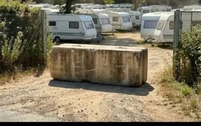 Sein Land wird besetzt: Er hindert die Besetzer am Weggehen, indem er einen riesigen Betonblock aufstellt.