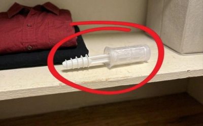 Ich habe heute Abend den Kleiderschrank meiner Frau geöffnet und das hier darin gefunden. Ich starre es schon eine halbe Stunde an, aber ich kann immer noch nicht herausfinden, was es ist. Weiß es jemand? Die Antwort findet ihr im ersten Kommentar.