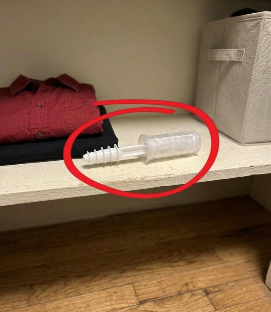 Ich habe heute Abend den Kleiderschrank meiner Frau geöffnet und das hier darin gefunden. Ich starre es schon eine halbe Stunde an, aber ich kann immer noch nicht herausfinden, was es ist. Weiß es jemand? Die Antwort findet ihr im ersten Kommentar.