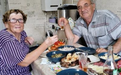 Fünfunddreißig Jahre lang zwang mich mein Mann, jeden Abend mit ihm zu trinken. Nach seinem Tod brachte ich die Flasche in ein Labor – und als der Arzt die Ergebnisse sah, schloss er sofort die Tür ab… Fünfunddreißig Jahre lang stellte mein Mann Victor jeden Abend pünktlich um neun Uhr zwei kleine Gläser auf den Küchentisch. Eins für sich und eins für mich. Er holte immer die Flasche hervor, die er im obersten Schrankfach versteckt hielt, schenkte selbst die dunkle Flüssigkeit ein und wartete, bis ich den letzten Tropfen getrunken hatte. „Ein Glas für einen weiteren Tag, den wir zusammen verbringen“, sagte er immer. Als wir frisch verheiratet waren, schien es mir sogar ein romantischer Brauch. Ich dachte, Victor wollte einfach nur, dass wir am Ende jedes Tages ein paar ruhige Minuten miteinander verbringen. Doch mit der Zeit wurde es keine Bitte mehr. Es wurde eine Pflicht. Es spielte keine Rolle, ob ich müde, krank oder einfach nicht hungrig war. Er stellte das Glas vor mich hin und wartete stur. „Ich möchte heute Abend nichts trinken“, sagte ich ihm eines Tages. „Es ist nur ein Glas.“ „Warum muss es denn sein?“ Victors Gesichtsausdruck verfinsterte sich. „Weil ich dich darum bitte.“ „Du bittest mich nicht. Du zwingst mich.“ Er antwortete nicht. Er schob mir einfach das Glas näher und setzte sich mir gegenüber. Ich trank es nur, um sein Schweigen zu brechen. Das Getränk roch stark und schmeckte entsetzlich bitter. Manchmal brannte es in meinem Hals, manchmal hinterließ es einen metallischen Geschmack im Mund. Das Seltsamste war, dass Victor es nie jemand anderem anbot. Wenn wir Gäste hatten, schloss er die Flasche weg. Er wartete, bis alle gegangen waren, schloss die Haustür ab und holte erst dann die Gläser hervor. Eines Tages, als unsere Tochter Emily sechzehn war, kam sie in die Küche und griff nach der Flasche. „Darf ich daran riechen?“, fragte sie. Victor riss ihr die Flasche fast aus den Händen. „Fass das nie wieder an!“ Emily wich erschrocken zurück. Ich hatte Victor noch nie so mit unserer Tochter reden hören. In jener Nacht fragte ich mich zum ersten Mal, ob die Flasche wirklich gewöhnlichen Alkohol enthielt. Jahre vergingen, doch das Ritual blieb unverändert. Einmal im Monat erhielt Victor ein kleines Päckchen. Er ging sofort in den Keller und kam mit einer vollen, unbeschrifteten Flasche zurück. Jedes Mal, wenn ich ihn fragte, wer das Päckchen geschickt hatte, antwortete er, es sei von einem alten Freund. Doch als ich vorschlug, diesen Freund zum Abendessen einzuladen, wechselte Victor das Thema. Eines Abends beschloss ich, nicht zu trinken. Als Victor die Küche kurz verließ, schüttete ich den Inhalt meines Glases in einen Blumentopf. Am nächsten Morgen waren die Blätter der Pflanze schwarz. Meine Hände begannen zu zittern. An diesem Tag verbrachte ich Stunden damit, über langsam wirkende Gifte zu recherchieren. Ich erinnerte mich daran, wie oft ich mich nachts erschöpft, schwindlig oder krank gefühlt hatte. Was, wenn der Alkohol die Ursache war? Aber warum sollte mein Mann mir wehtun wollen? Victor war immer fürsorglich gewesen. Als ich krank war, saß er die ganze Nacht an meinem Bett. Als mein Vater starb, hielt er wochenlang meine Hand. Er arbeitete Tag und Nacht, damit es Emily und mir an nichts fehlte. Doch jeden Abend um neun Uhr verschwand dieser liebevolle Mann. An seiner Stelle saß jemand anderes und beobachtete jeden meiner Schlucke mit fast verzweifelter Aufmerksamkeit. Ein paar Wochen später schüttete ich das Getränk wieder weg, diesmal in den Abfluss. Am nächsten Morgen starrte Victor mich lange an. „Hast du gestern Abend alles ausgetrunken?“ „Ja.“ „Lüg mich nicht an!“ Seine Stimme war leise, aber drohend. „Hast du mich beobachtet?“, fragte ich. Er kam näher, packte mich an den Schultern und sagte: „Wenn du mich jemals geliebt hast, tu das nie wieder!“ Ich erstarrte. Zum ersten Mal gestand ich mir ein, was ich getan hatte. Von diesem Tag an dachte ich darüber nach, ihn zu verlassen. Doch jedes Mal, wenn ich mich darauf vorbereitete, mit Emily darüber zu sprechen, ließ mich Victors sonst so liebevolles und aufmerksames Verhalten an mir selbst zweifeln. Vielleicht überreagierte ich. Vielleicht hatte er einfach ein Alkoholproblem und wollte, dass ich es ihm anvertraute. Im Winter unseres 35. Ehejahres erlitt Victor einen Herzinfarkt. Im Krankenhaus verschlechterte sich sein Zustand von Tag zu Tag. Doch selbst mit der Sauerstoffmaske vergaß er sein seltsames abendliches Ritual nicht. Jeden Abend um neun Uhr rief er mich an. „Hast du dein Glas ausgetrunken?“ „Ja.“ Er log. In Wirklichkeit hatte er seit seiner Einlieferung ins Krankenhaus keinen einzigen Tropfen Alkohol getrunken. Wenige Stunden vor seinem Tod winkte er mich näher. „Versprich mir, dass du weitermachst!“ „Sag mir zuerst, was in der Flasche ist!“ Victors Augen füllten sich mit Tränen. „Alles, was ich dir nie zu sagen wagte, ist da drin.“ „Hast du mir wehgetan?“ Er versuchte zu antworten, aber er hatte keine Kraft mehr. Er schüttelte nur den Kopf und drückte meine Hand. Victor starb in dieser Nacht. Nach der Beerdigung kehrte ich nach Hause zurück und saß zum ersten Mal in meinem Leben allein an unserem Esstisch.