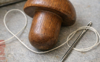 Ich habe diesen glatten Holzgegenstand in einer alten Nähdose gefunden. Er hat die Form eines Pilzes, aber der Griff ist zu kurz, um als Stößel zu dienen.